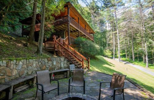 Piney Creek Casa | Prime Secluded Location- 5 Mins to State Park, Hot Tub, Dogs Welcome