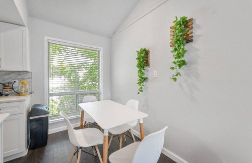 Zilker Apartamento | Prime Soco Comfy 2BR King Suite w Pool Parking
