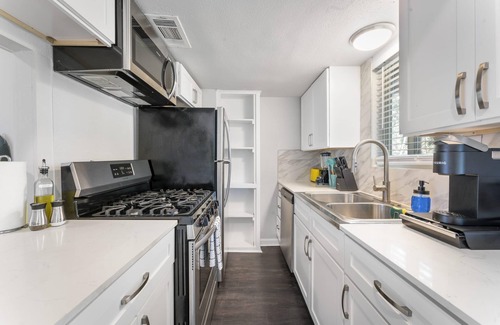 Zilker Apartamento | Prime Soco Comfy 2BR King Suite w Pool Parking