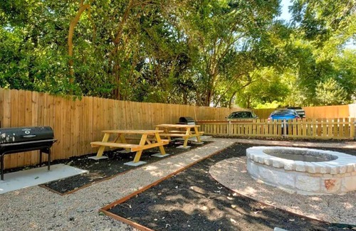 Zilker Apartamento | Prime Soco Comfy 2BR King Suite w Pool Parking