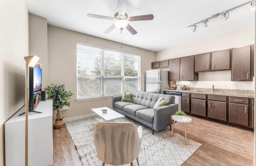 South Congress Apartamento | Prime SoCo King Bed 1BR & 2BR Suites w Gym, Pickleball, Laundry