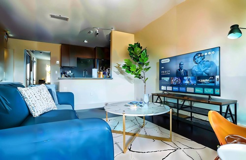 Riverside Apartamento | Prime Spot | Cozy Bed, Pool + Free Parking