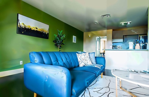 Riverside Apartamento | Prime Spot | Cozy Bed, Pool + Free Parking
