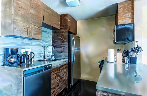 Riverside Apartamento | Prime Spot | Cozy Bed, Pool + Free Parking