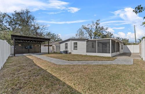 Old Seminole Heights Casa | Prime Tampa Loc Near Ybor City 2King Beds 6TVs