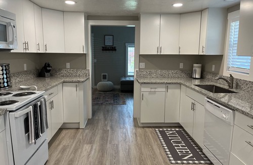 Springfield Casa | Prime University location. Freshly renovated, 2-bedroom house