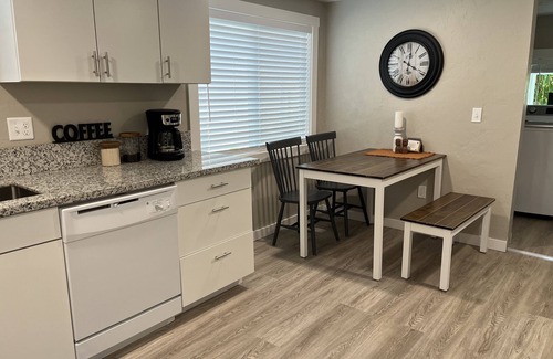 Springfield Casa | Prime University location. Freshly renovated, 2-bedroom house