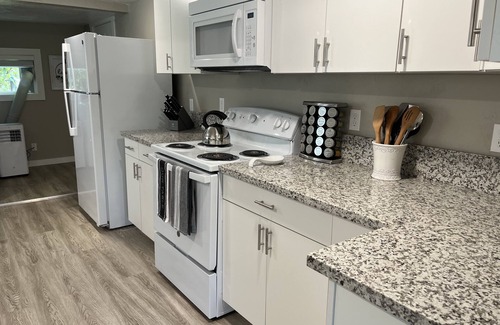 Springfield Casa | Prime University location. Freshly renovated, 2-bedroom house