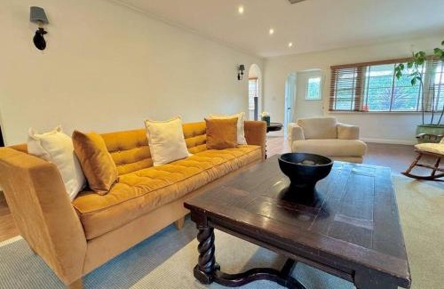West Los Angeles Casa | Prime West Los Angeles 4 Bedroom 2 Bathroom House