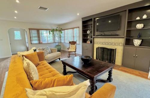 West Los Angeles Casa | Prime West Los Angeles 4 Bedroom 2 Bathroom House