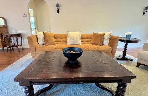 West Los Angeles Casa | Prime West Los Angeles 4 Bedroom 2 Bathroom House
