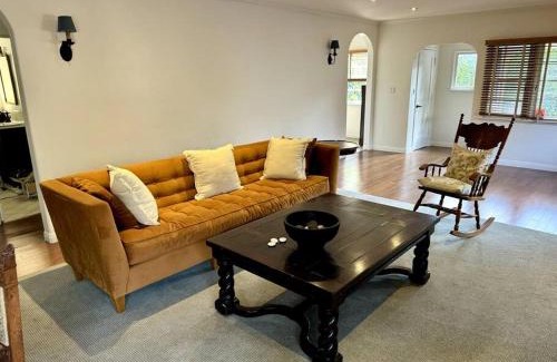 West Los Angeles Casa | Prime West Los Angeles 4 Bedroom 2 Bathroom House