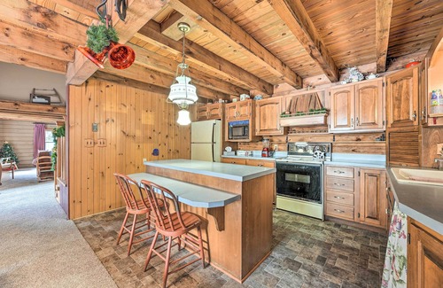 Middlebury Casa | Primitive Goshen Pine Lodge with Fireplace!