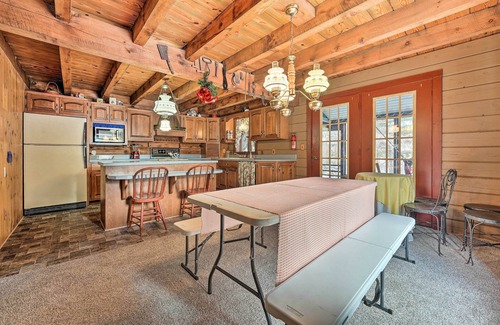Middlebury Casa | Primitive Goshen Pine Lodge with Fireplace!