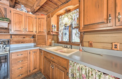 Middlebury Casa | Primitive Goshen Pine Lodge with Fireplace!