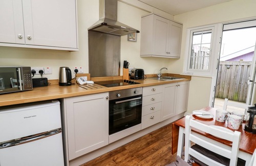 Crossgates Cabaña | PRIMROSE COTTAGE, pet friendly, with a garden in Crossgates