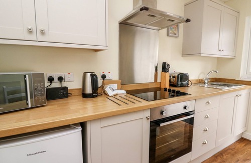 Crossgates Cabaña | PRIMROSE COTTAGE, pet friendly, with a garden in Crossgates