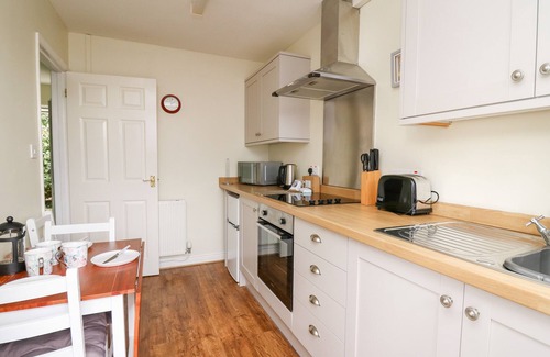 Crossgates Cabaña | PRIMROSE COTTAGE, pet friendly, with a garden in Crossgates