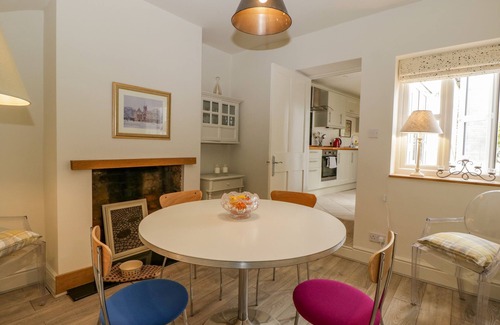 Winchcombe Casa | PRIMROSE COTTAGE, pet friendly, with a garden in Winchcombe