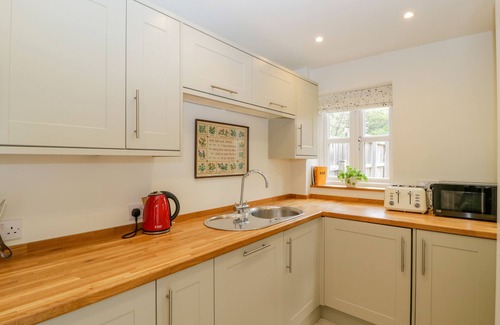 Winchcombe Casa | PRIMROSE COTTAGE, pet friendly, with a garden in Winchcombe