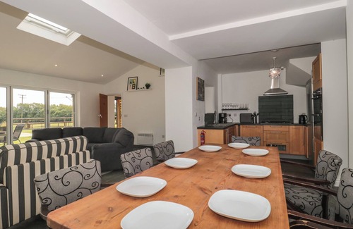 Watchet Cabaña | PRIMROSE COTTAGE, pet friendly, with open fire in Roadwater