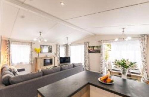 Allerthorpe Cabina | Primrose Lodge with Hot Tub