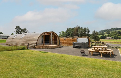 St Harmon Cabaña | PRIMROSE, pet friendly, with hot tub in Rhayader