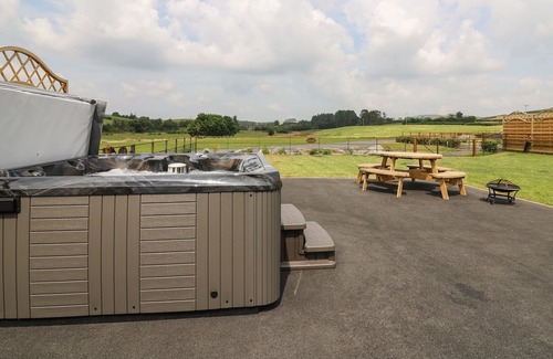 St Harmon Cabaña | PRIMROSE, pet friendly, with hot tub in Rhayader