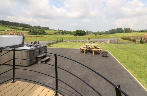 St Harmon Cabaña | PRIMROSE, pet friendly, with hot tub in Rhayader