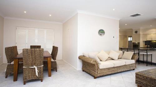 Terrigal Casa | Primrose Sands Accom Holidays