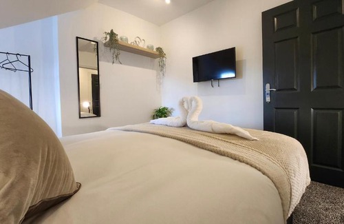 Riverside Apartamento | Principality Suites; Three Bed By Property Promise
