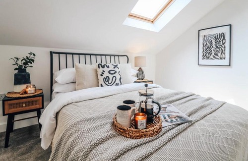 Riverside Apartamento | Principality View Apartment Three, by Solace Stays