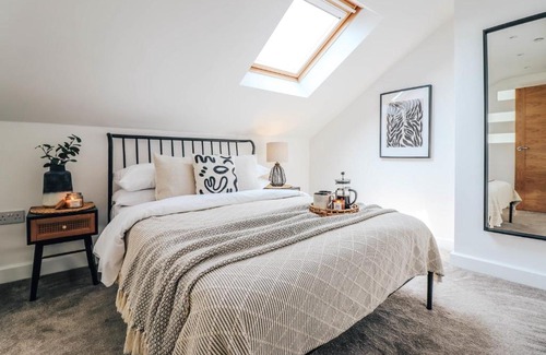 Riverside Apartamento | Principality View Apartment Three, by Solace Stays