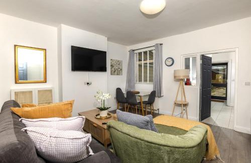 Dartford Casa | Priory house - home away from home