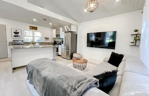 Sunset Park Casa | Pristine 1BD/1BA Bungalow + Hot Tub - Ocean Park