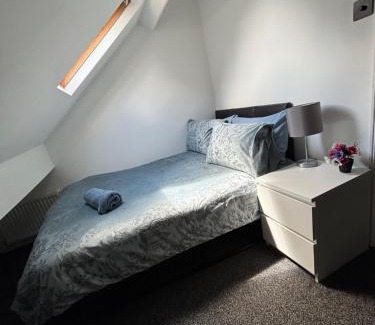 Eaton Apartamento | Pristine 2 bedroom apartment with off street parking