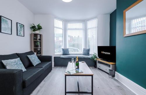 Anfield Casa | Pristine 3-bed home in Anfield by 53 Degrees Property, Ideal For Big Groups & Business, FREE parking!