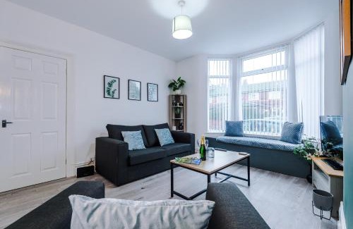 Anfield Casa | Pristine 3-bed home in Anfield by 53 Degrees Property, Ideal For Big Groups & Business, FREE parking!