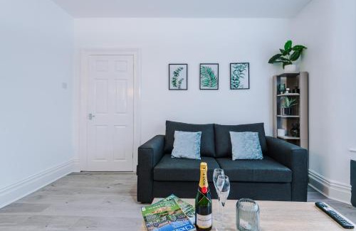 Anfield Casa | Pristine 3-bed home in Anfield by 53 Degrees Property, Ideal For Big Groups & Business, FREE parking!
