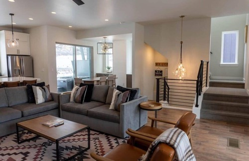 Deer Mountain Casa | Pristine 3BR w/ Hot Tub - 15min to Park City!