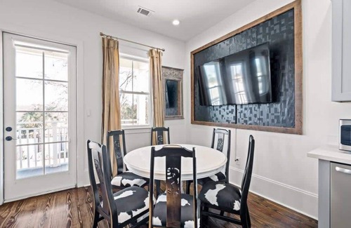 Dillard Apartamento | Pristine 4BD w Pool | Driveway Parking | Balcony