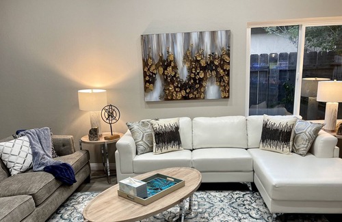 Mira Mesa Casa | Pristine 5 BR 3 Bath SD house, sleeps 16, < 20 Mts to beach!