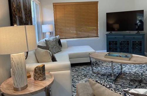 Mira Mesa Casa | Pristine 5 BR 3 Bath SD house, sleeps 16, < 20 Mts to beach!
