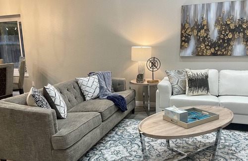 Mira Mesa Casa | Pristine 5 BR 3 Bath SD house, sleeps 16, < 20 Mts to beach!