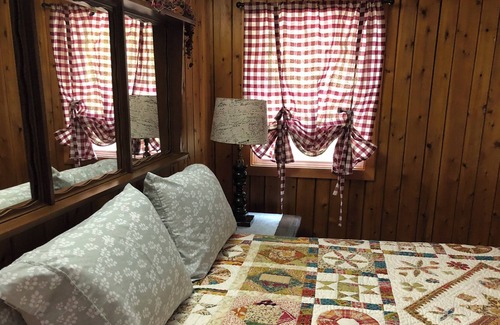 Otis Cabina | Pristine Beech Hill Pond Cabin Near Acadia National Park