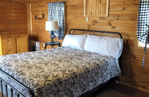 Otis Cabina | Pristine Beech Hill Pond Cabin Near Acadia National Park