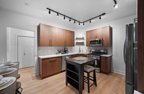 Shadyside Apartamento | Pristine Double King 3BR suite | A+ Location| ADA|