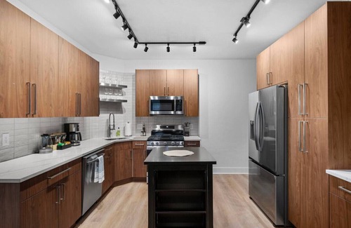 Shadyside Apartamento | Pristine Double King 3BR suite | A+ Location| ADA|