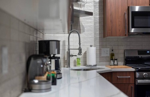 Shadyside Apartamento | Pristine Double King 3BR suite | A+ Location| ADA|