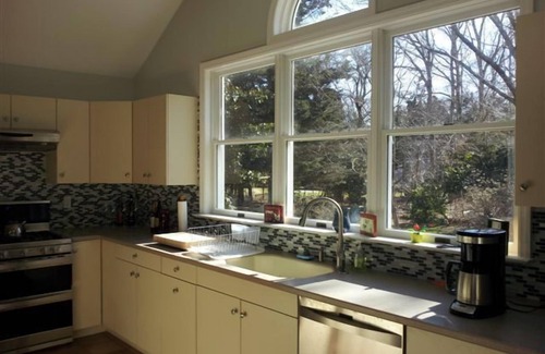 Clearwater Beach Casa | Pristine East Hampton Getaway! ¡Camina hasta la playa privada! Enorme ducha al aire libre!